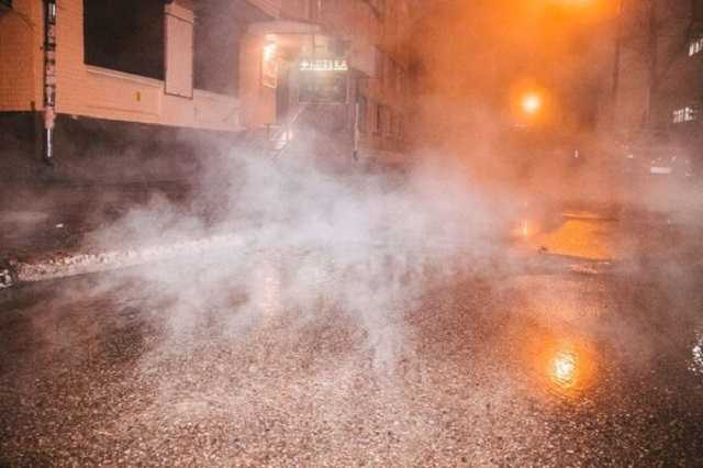 В Киеве прорвало еще одну трубу: кипяток залил всю улицу