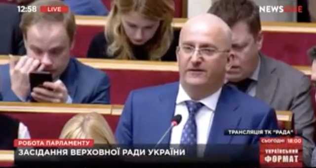 Ковырялся в носу и ел козявки: Нардепа от «Голоса» поймали за мерзким занятием