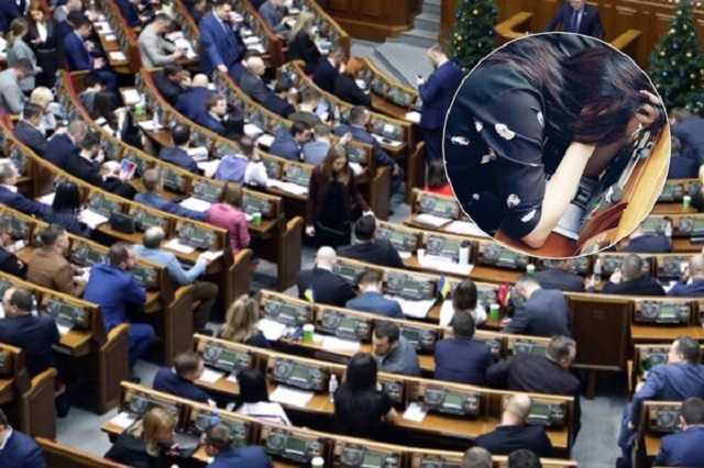 "Порнхаб?" "Слугу народа" застукали за необычным занятием в Раде