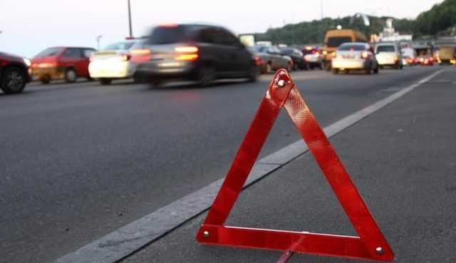 Под Киевом маршрутка вылетела с дороги и перевернулась, есть пострадавшие