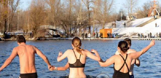 Водой запасаться не стоит: в ПЦУ разъяснили, смывает ли грехи купание на Крещение