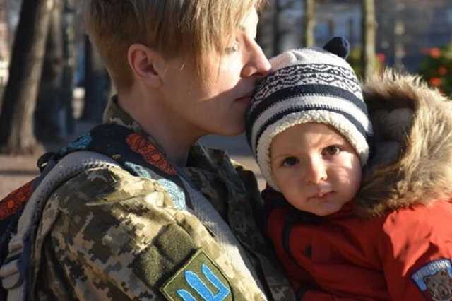 "Писала человеку, которого нет": украинцев растрогала история любви женщины-воина ВСУ