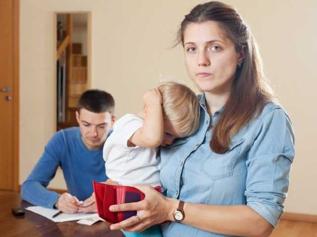 Не пускают за границу и штрафуют: как в Украине взялись за неплательщиков алиментов