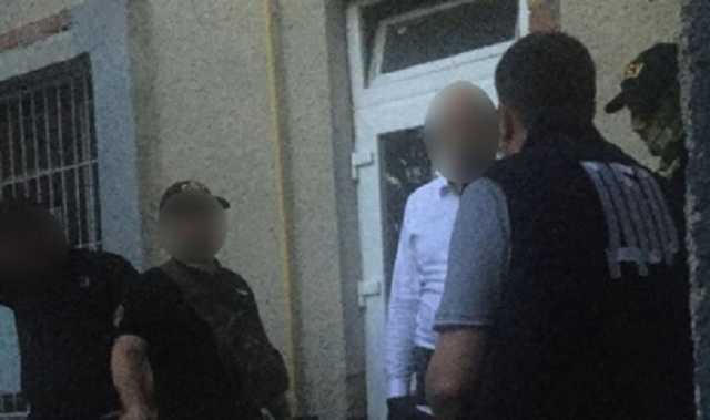 На Буковині поліцейського затримали за хабар офіцеру військкомату