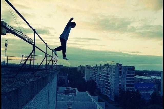 Подросток прыгнул с крыши и разбился: страшное ЧП в Киеве попало на видео