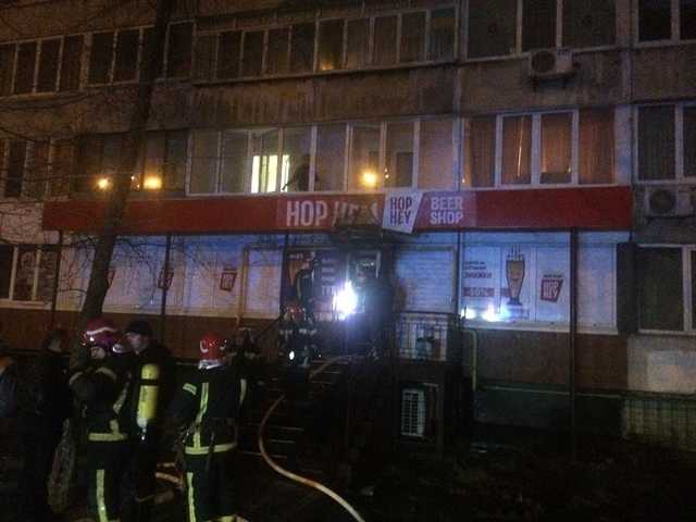 В Киеве на Соломенке сгорел пивной магазин