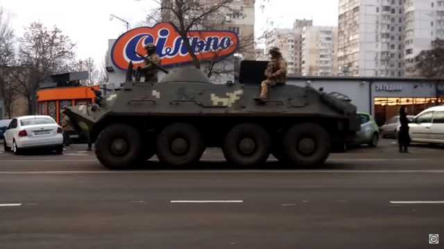 В Одессе проехала колонна военной техники