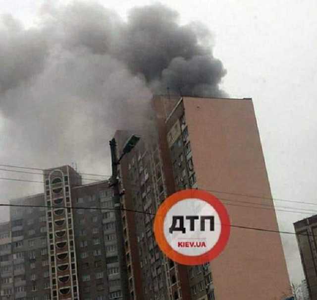 В Киеве загорелась многоэтажка: жильцов срочно эвакуируют