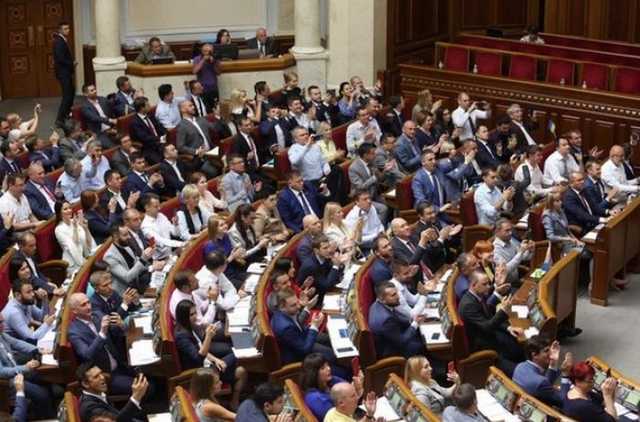 А зарплата капает: украинцы увидели, как работают слуги народа в Раде