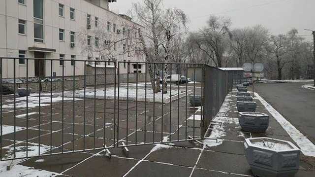 В Запорожье место выступления артистов из РФ обнесли забором