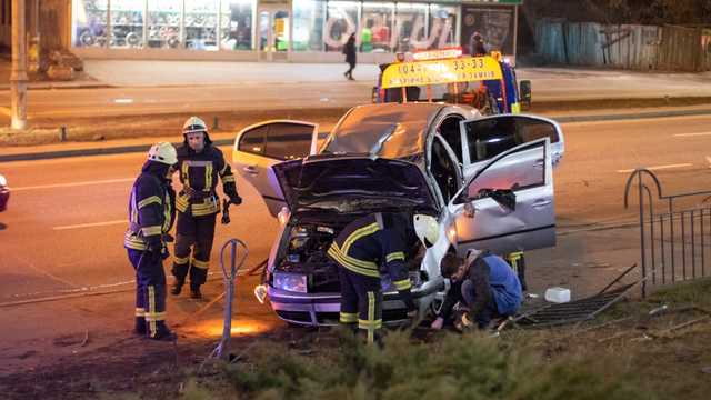 В Киеве на Демеевской Skoda снесла забор и перевернулась