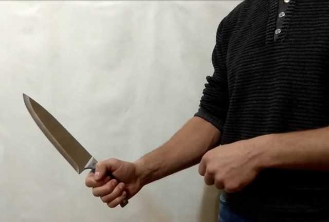 В Киеве на Русановке неизвестный порезал колеса 30 автомобилей