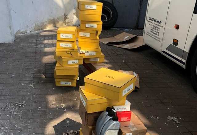 Пальто Burberry за 250 гривен: таможенники обнаружили восемь тонн брендовой одежды