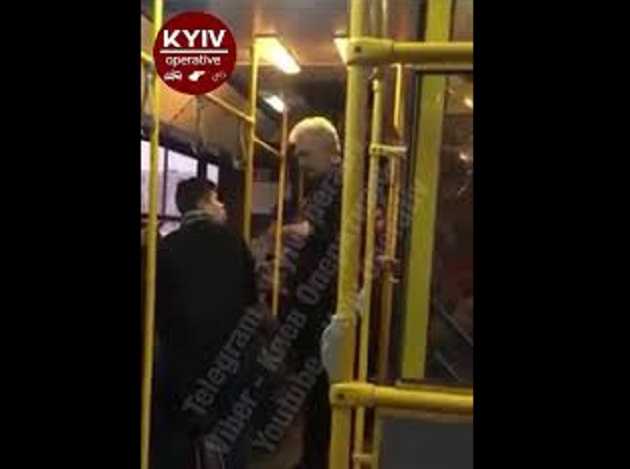 В Киеве водитель автобуса пытался выгнать из салона юного пассажира