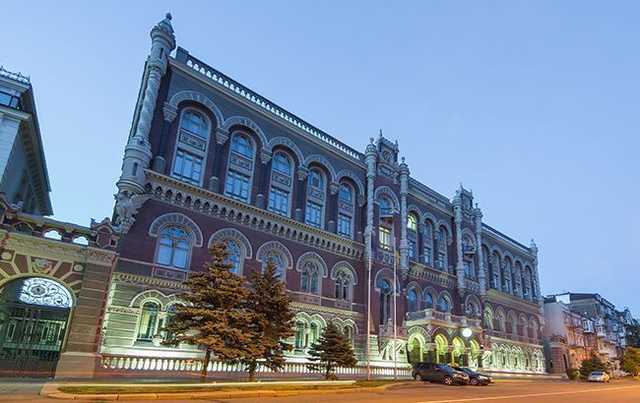 Правление Нацбанка может резко опустить учетную ставку, чтобы удержаться в своих креслах