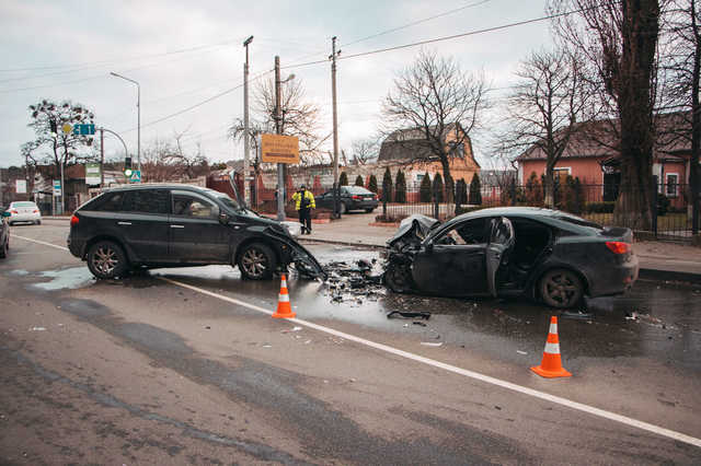 Под Киевом столкнулись Lexus и Renault: троих людей госпитализировали