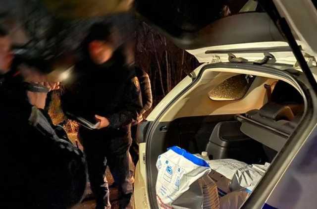 Под Ровно главу сельсовета уличили в незаконной добыче янтаря