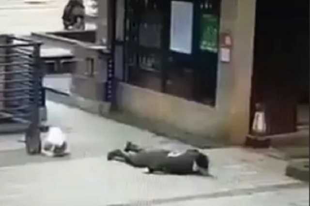 Упал замертво лицом в асфальт: в Китае засняли новых жертв nCoV-2019. Тревожные видео