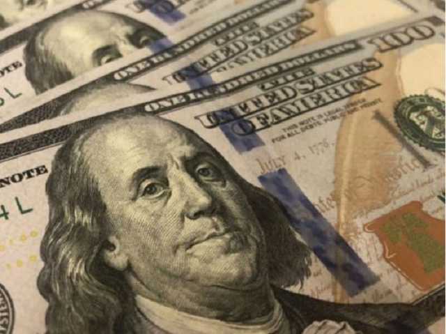 Доллар заметно подорожал перед выходными