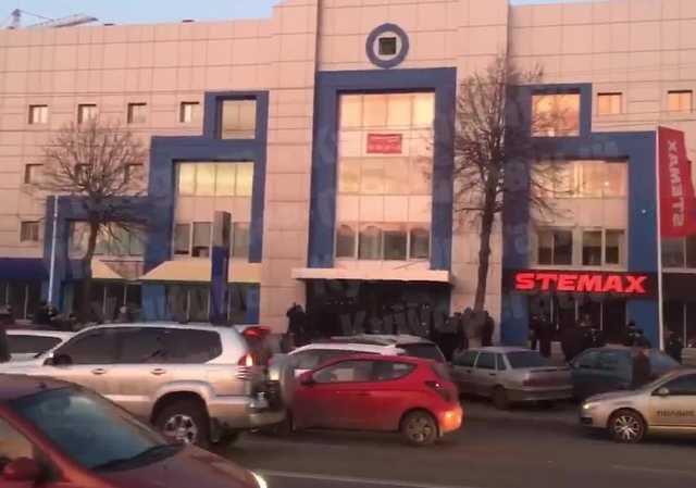 В Киеве пытались захватить офис компании ”АІС”