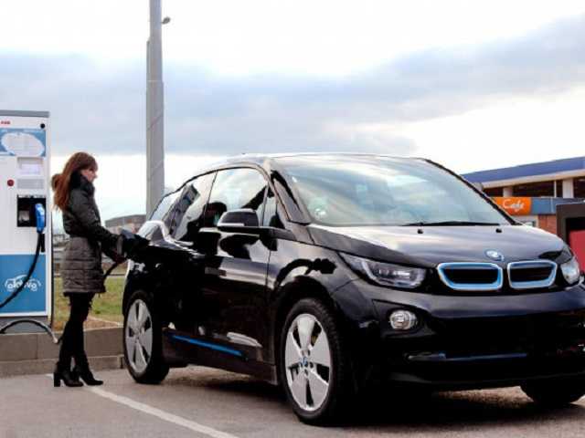 Электрокарам в Украине разрешат ездить по полосам общественного транспорта