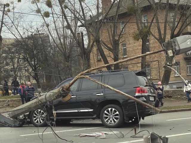 На Печерске в Киеве внедорожник Toyota на скорости снес столб