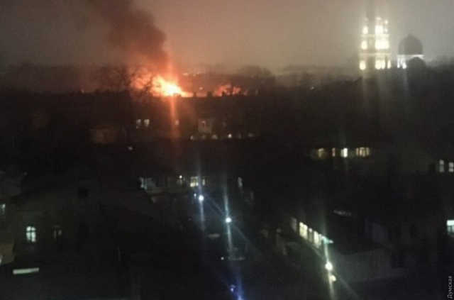 В центре Одессы горит жилой дом