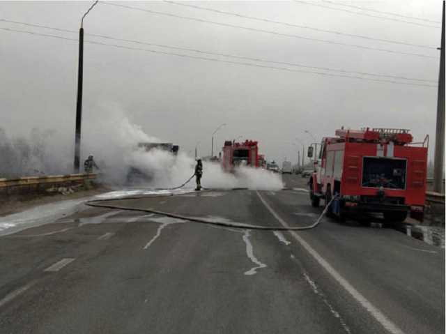 Факел на мосту: под Киевом во время движения загорелся грузовой автомобиль