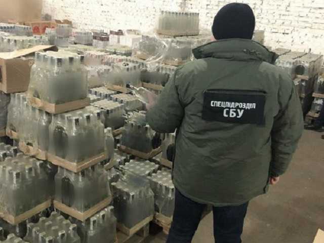 СБУ обнаружила тонны поддельной водки, "замаскированной" под известные бренды