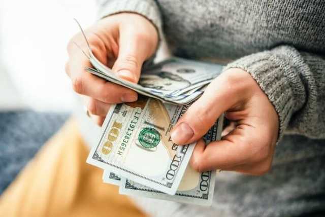 Жінку зловили на хабарі за вирішення питання у сервісному центрі МВС