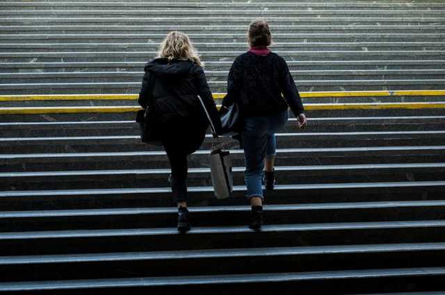 Середня зарплата українців за рік зросла до 12 264 гривень