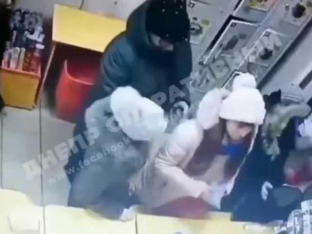 В Днепре школьницы стали жертвами воровок в магазине