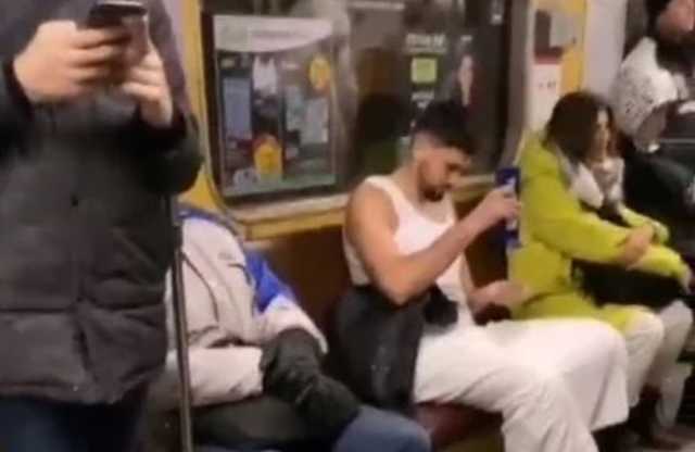 В Киеве в метро парень в полотенце вымыл голову с шампунем