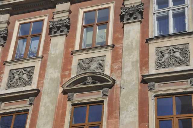 Во Львове вандалы закрасили польские надписи на фасаде старейшей библиотеки города