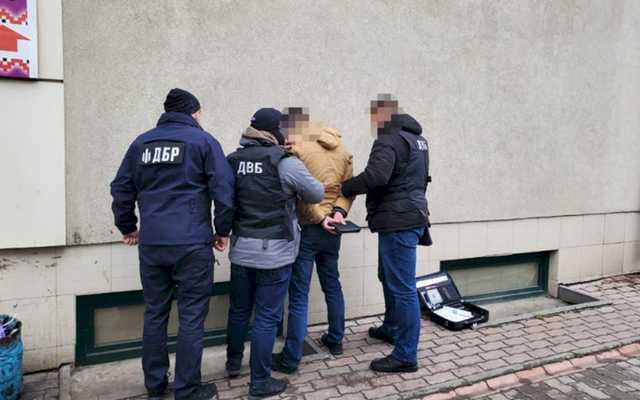 ГБР задержало полицейской за вымогательство взятки в тысячу долларов