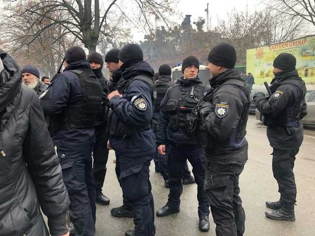 В Киеве возле мечети полиция устроила облаву на нелегалов. Муфтий недоволен