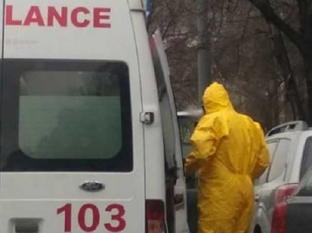 «Коронавирус рядом?»: сеть озадачило фото медика «скорой» в Киеве