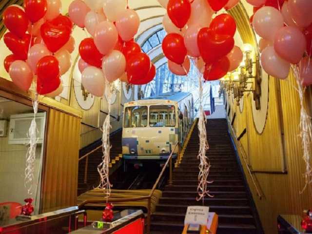 Цена билета — поцелуй: киевский фуникулер приготовил сюрприз пассажирам на День влюбленных