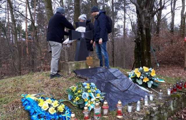 Українські та польські активісти відвідали сплюндровану могилу воїнам УПА біля Верхрати
