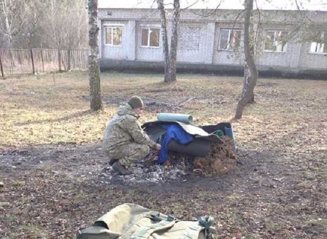 Пограничники уничтожают имущество, которое отправляли на фронт волонтеры