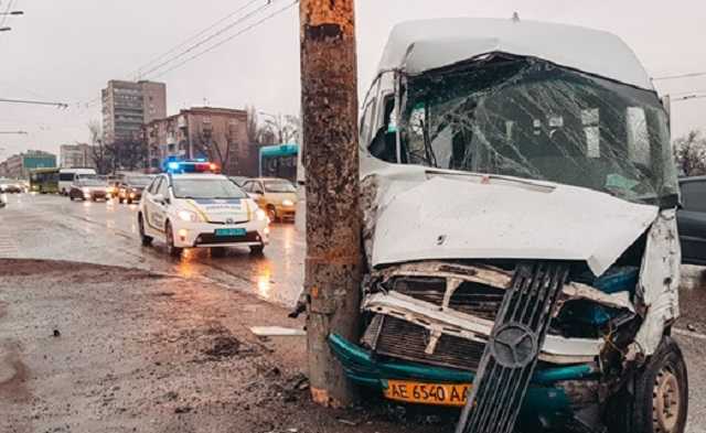 У Дніпрі маршрутка з пасажирами врізалася в стовп