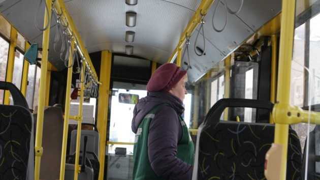 В Николаеве пассажир выпрыгнул из окна троллейбуса, увидев контролеров