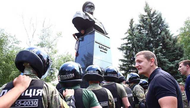 Минкульт отказался признать памятником бюст Жукова в Харькове