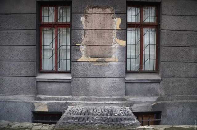 В Одессе националисты демонтировали последний барельеф Жукова