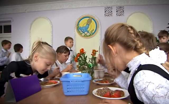 Блогер Шнайдер показал «пропасть» между школьным питанием в Украине и за рубежом