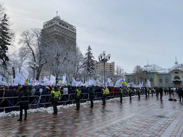 Під Радою відновилися протести проти ринку землі