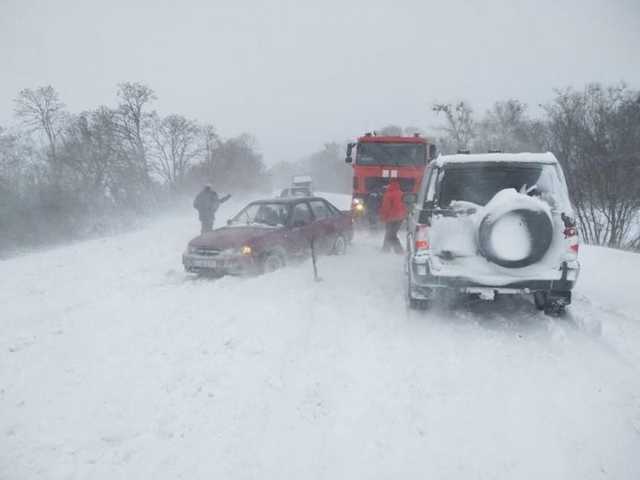 Западную Украину завалило снегом: города остались без света