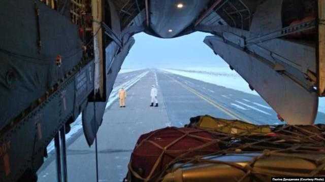 Посеред літака намет і відро. Росіян евакуюють з Китаю як тварин