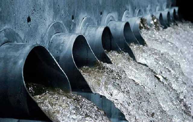 Фонтанка выбрасывает деньги в трубу, а канализации нет