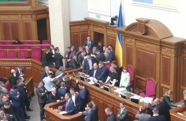 Тимошенко против Разумкова: в Раде устроили потасовку из-за рынка земли